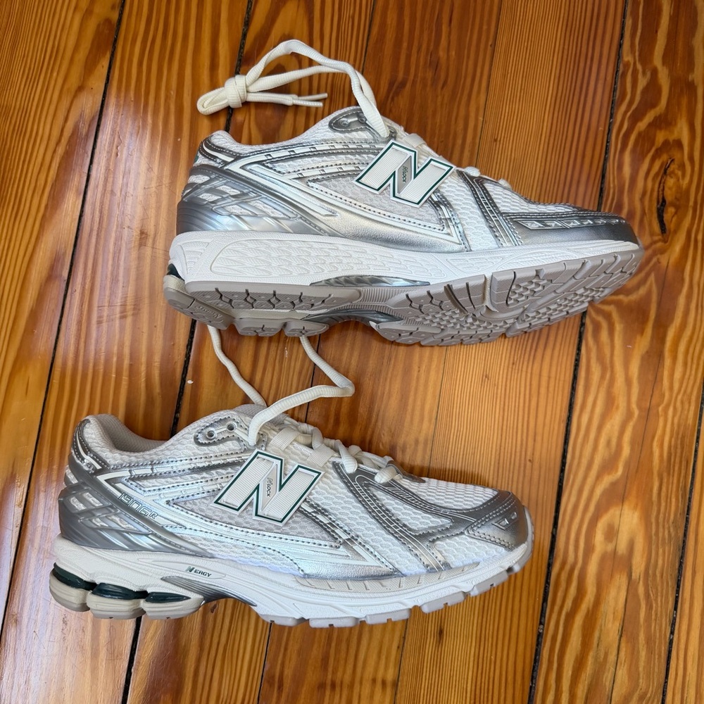 NWOT New Balance 1906R sneaker Silver Metallic Sea Salt size 9.5